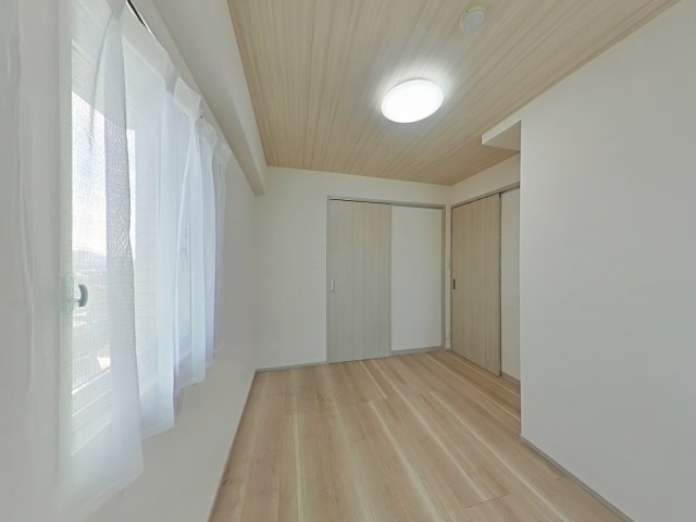 サーパス北新保の洋室|ウォークスルークローゼットに面する5.1帖の洋室です！窓が2ヵ所ある明るい洋室です！エアコンの設置も可能！