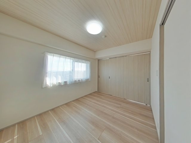 サーパス北新保の洋室|リビングに面する5.5帖の洋室は3面引き戸のため、リビングとの一体利用が可能です！エアコンの設置も可能！