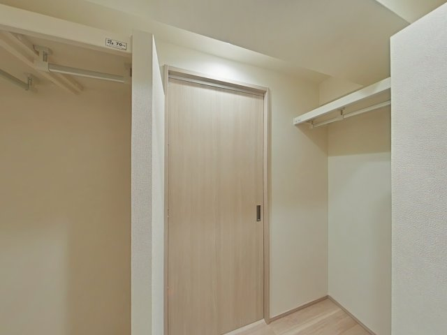 サーパス北新保の収納|約２．０帖の大容量ウォークスルークローゼットを備えています！