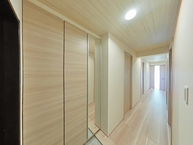 サーパス北新保の玄関|全身鏡を備えた、大容量の玄関収納！