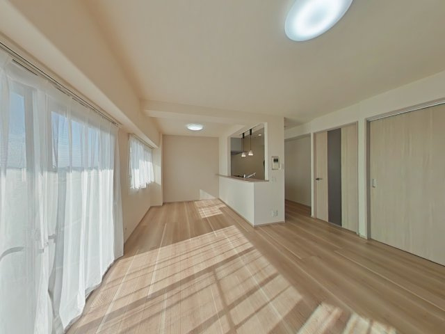 サーパス北新保の居間・リビング|南面バルコニーのため、日中は照明いらずの明るい空間です！