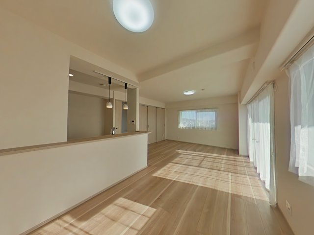 サーパス北新保のダイニング|角部屋のため窓が多く明るい室内です！