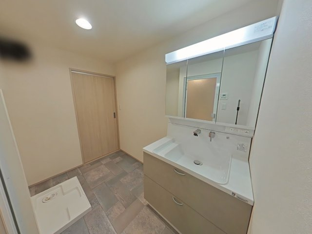 サーパス北新保の独立洗面台|大容量の収納を備える「３面鏡付き洗面化粧台」を備えています！