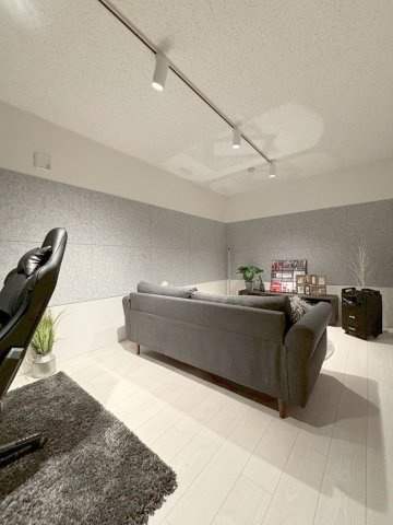 「防音仕様」LEGALAND+江古田の居間・リビング|居室は防音床、防音壁、防音天井となっており、まさに楽器を演奏するためにつくられた24時間楽器演奏可能の防音室です。