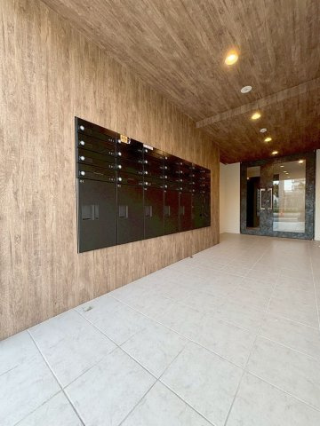 「防音仕様」LEGALAND+江古田のエントランス|落ち着いたエントランスです