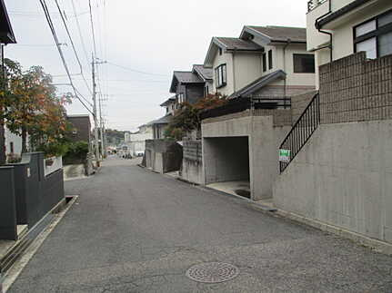 佐伯区藤の木４丁目の前面道路含む現地写真