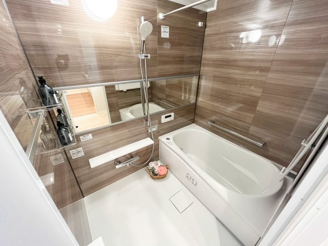 ライオンズガーデン新所沢の浴室|木目調のアクセントパネルをさいようした浴室は、温かみと清潔感を両立した仕様。住まい全体の雰囲気とも調和し、上質なバスタイムを提供します♪