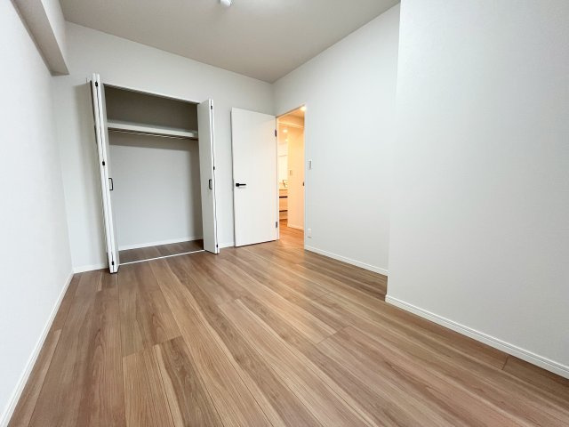 ライオンズガーデン新所沢の洋室|木目調の床が落ち着いた雰囲気の6.2帖の洋室。収納も豊富でお部屋をスッキリ保てるので、快適な暮らしを実現できます♪