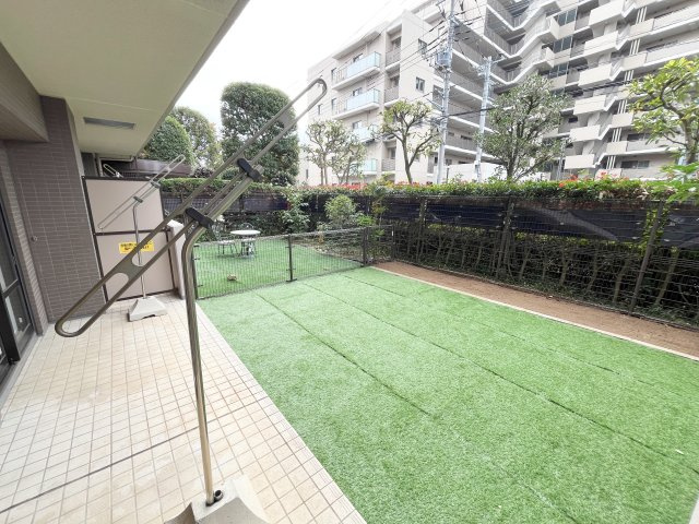 ライオンズガーデン新所沢の庭|マンション1階の特権の専用庭付きです♪　お子様の遊び場やガーデニングスペース、ペットとの暮らしなど活用は様々です♪