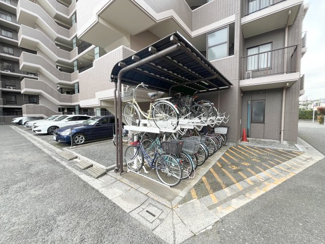 ライオンズガーデン新所沢の駐輪場|敷地内の駐輪場は、安全性と利便性を兼ね備えた設備。快適な自転車ライフをサポートします♪