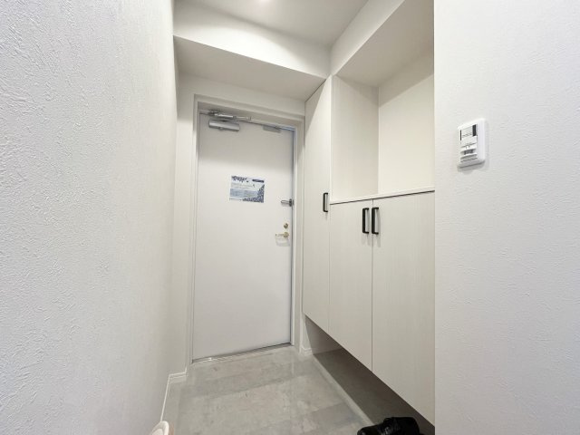 ライオンズガーデン新所沢の玄関|広がりを感じる明るい玄関がお出迎え。収納力たっぷりのシューズボックスで玄関周りがいつでもスッキリ♪