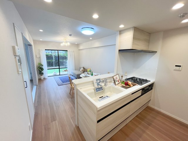 ライオンズガーデン新所沢のキッチン|キッチンに立つだけでリビングが一望できる”つながり感”ある空間。家族時間を近くに感じられつつ、小さなお子様のいるご家庭にも嬉しい間取りです♪