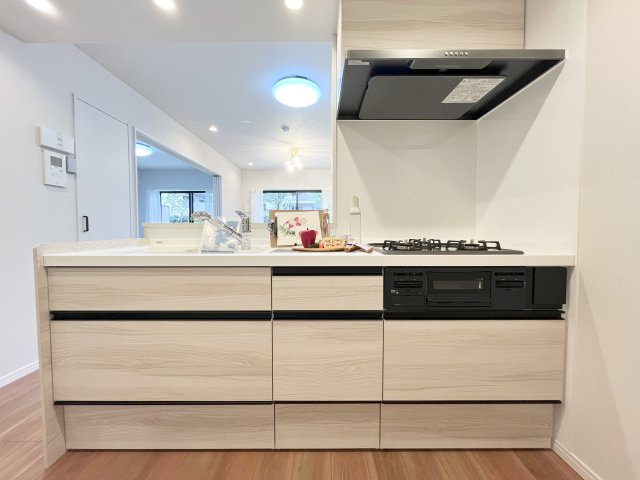 ライオンズガーデン新所沢のキッチン|白×黒のコントラストが映えるスタイリッシュなきっち。シンプルでありながら存在感があり、毎日の料理が楽しくなる空間です♪