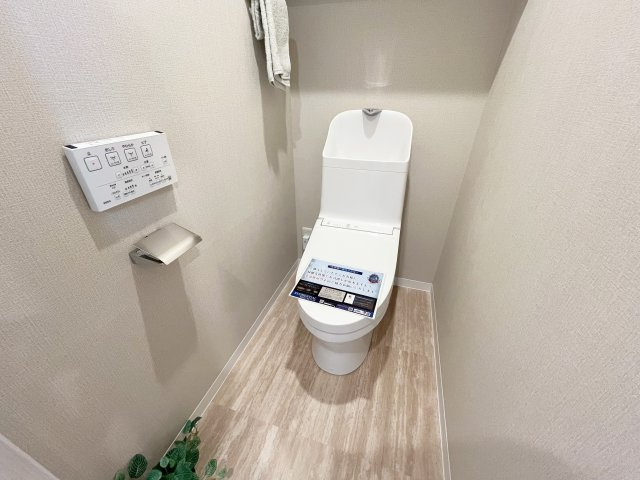 ライオンズガーデン新所沢のトイレ|ベージュのクロスと木目調の床が落ち着いた雰囲気を作り出すトイレ空間！温水洗浄便座付きで毎日使う場所だからこそ、心地よさを感じられる仕上りです♪