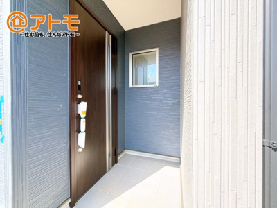 【玄関】 | 伊豆の国市南條　新築一戸建て　全1棟 | 落ち着いた色合いの玄関はダブルロックで防犯性に優れた仕様になっています♪