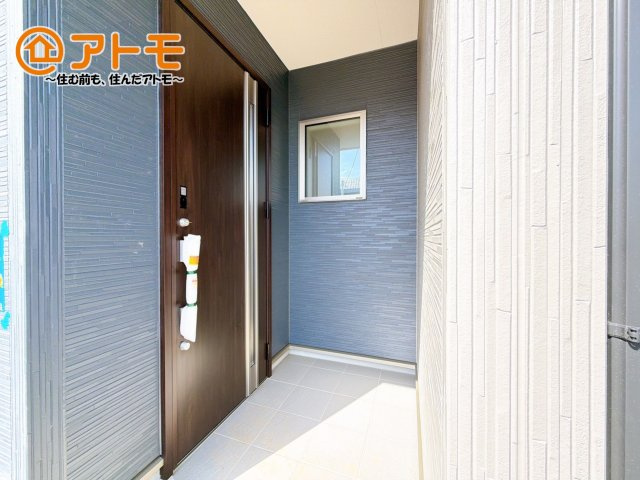 【玄関】 | 伊豆の国市南條　新築一戸建て　全1棟 | 落ち着いた色合いの玄関はダブルロックで防犯性に優れた仕様になっています♪