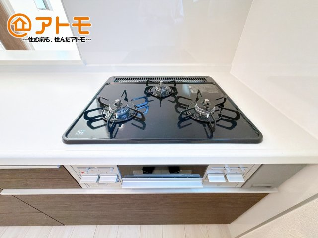 【設備】 | 伊豆の国市南條　新築一戸建て　全1棟 | ３口コンロは使い勝手がよくお料理も楽しくなりそうです♪
