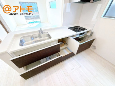 【キッチン】 | 伊豆の国市南條　新築一戸建て　全1棟 | リビングで遊ぶお子様にも目が届く、安心感で選ぶなら対面キッチン♪