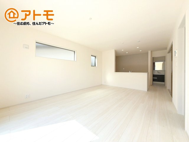 【居間・リビング】 | 伊豆の国市南條　新築一戸建て　全1棟 | 広々と開放的なLDKは、家族が自然と集まる広さ♪お子様のリビング学習にもピッタリ♪