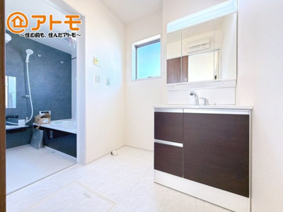 【独立洗面台】 | 伊豆の国市南條　新築一戸建て　全1棟 | 収納豊富な３面鏡の洗面化粧台は使い勝手良好♪