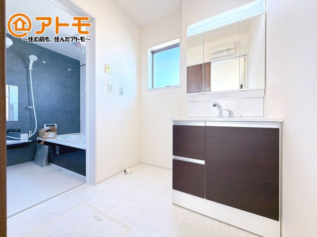 【独立洗面台】 | 伊豆の国市南條　新築一戸建て　全1棟 | 収納豊富な３面鏡の洗面化粧台は使い勝手良好♪