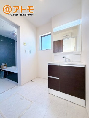 【独立洗面台】 | 伊豆の国市南條　新築一戸建て　全1棟 | 洗面所って朝に混み合いませんか？広々とした脱衣所、３面鏡の独立洗面台で朝の時間を少しお手伝い♪