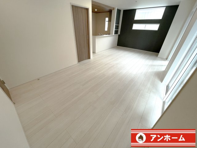 大和高田市西坊城１号棟の居間・リビング