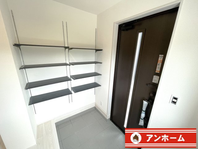 大和高田市西坊城１号棟の玄関|ゆったりとした玄関です