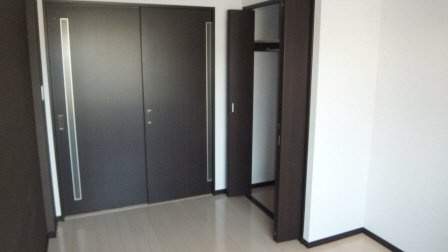 Elan Vitalの居間・リビング|静かな引き戸です。