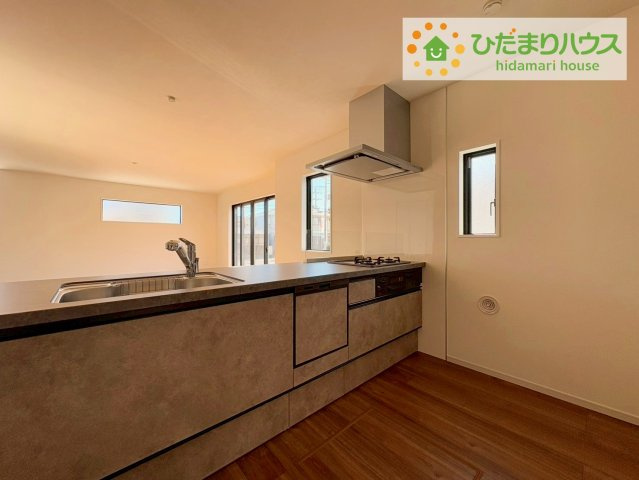 ひたちなか市足崎1期　新築戸建　2号棟のキッチン|家族と会話しながら料理できるオープンカウンター♪