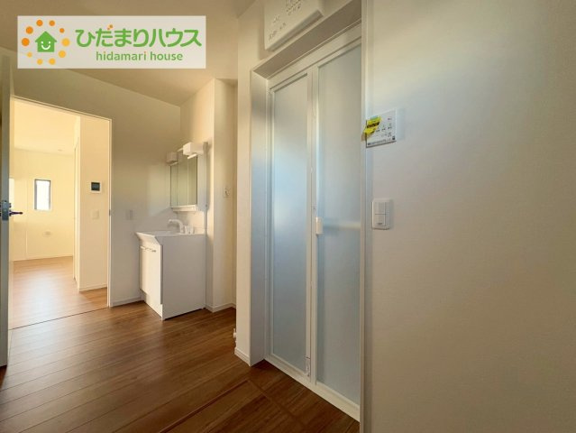 ひたちなか市足崎1期　新築戸建　2号棟の脱衣所|ゆったりとした脱衣所は、朝の支度の時間が重なっても、ストレスなく準備ができます!(^^)!