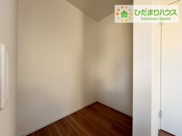 ひたちなか市足崎1期　新築戸建　2号棟の収納|"ママに人気のウォークインクローゼット付き！
コートやジャケットはもちろん、季節物や布団なども全部収納できちゃいます(^^)/"