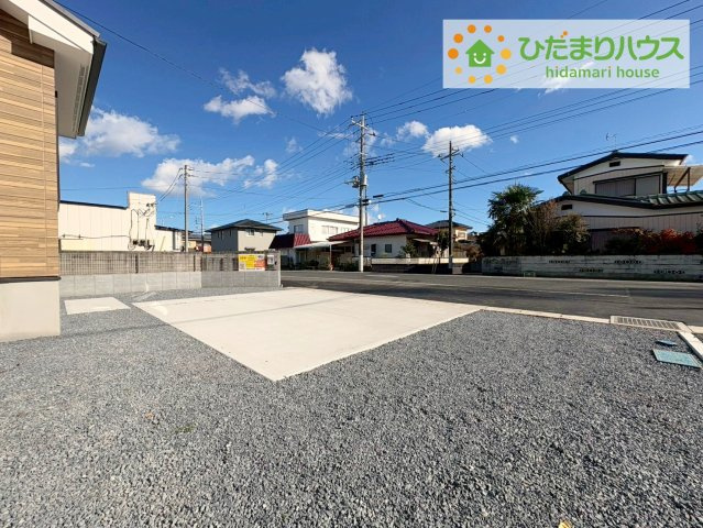 ひたちなか市足崎1期　新築戸建　2号棟の駐車場|ゆったりとしたカースペースで、ファミリーカーや軽自動車もラクラク駐車出来ますね♪