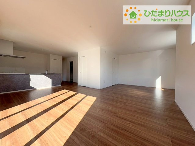 ひたちなか市足崎1期　新築戸建　2号棟の居間・リビング|家族の集まるLDKは広々22帖！贅沢な空間を演出！