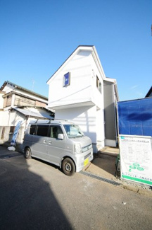 【外観】 | 【仲介手数料無料！！】日野市大坂上3丁目　新築戸建て（全2棟）1号棟　5590万円 | 令和７年11月24日撮影　建築中