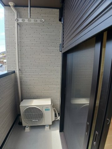 フリージアＢのバルコニー|外からの目が気にならないバルコニーで洗濯物が干せます