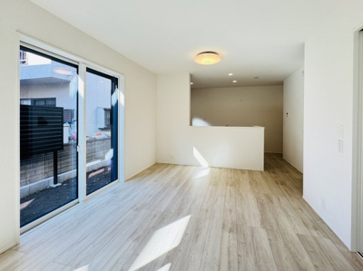 【居間・リビング】 | 柏市光ヶ丘４丁目新築戸建【酒井根東小学校：7分】 | 19.2帖リビングダイニングキッチン