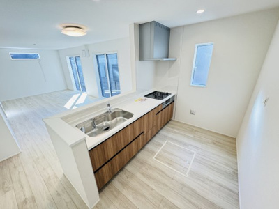 【キッチン】 | 柏市光ヶ丘４丁目新築戸建【酒井根東小学校：7分】 | お手入れしやすいレンジフード・シンクの水栓には浄水器がついてます！