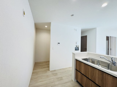 【キッチン】 | 柏市光ヶ丘４丁目新築戸建【酒井根東小学校：7分】 | キッチン横・パントリースペース