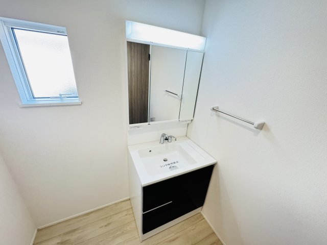 【独立洗面台】 | 柏市光ヶ丘４丁目新築戸建【酒井根東小学校：7分】 | シャワーヘッド付き三面鏡洗面化粧台