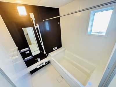 【浴室】 | 柏市光ヶ丘４丁目新築戸建【酒井根東小学校：7分】 | 手元で水流切り替えシャワーヘッド・足を伸ばせる広々浴槽で毎日リラックス♪