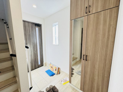 【玄関】 | 柏市光ヶ丘４丁目新築戸建【酒井根東小学校：7分】 | 玄関ホール・ミラー付きシューズボックス