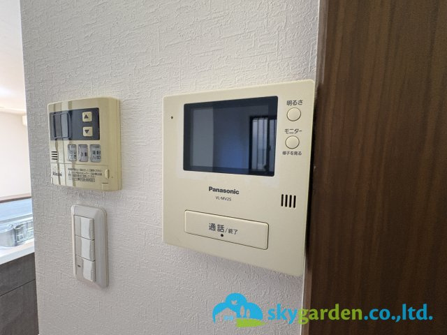 藤沢市大庭　中古戸建のセキュリティ|左はインターホン、左は給湯スイッチ