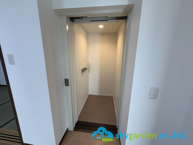 藤沢市大庭　中古戸建の玄関|ホームエレベータの室内