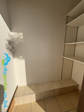 藤沢市大庭　中古戸建の収納|玄関外側にある収納