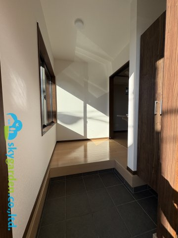 藤沢市大庭　中古戸建の玄関|収納もある玄関です