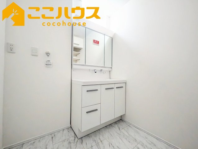 豊見城市名嘉地　新築戸建て　全3棟　2号棟の独立洗面台|独立洗面台は収納豊富な三面鏡
