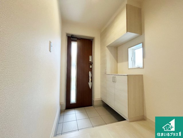 貝塚市久保　第9期　新築一戸建ての玄関|シューズボックスにはたくさんの靴が収納できるので玄関周りはいつもスッキリ！ご家族が増えても安心！