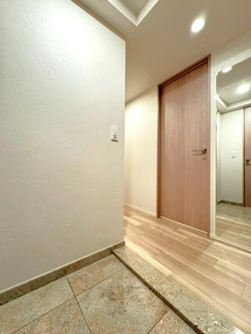 駅徒歩３分の駅近☆７階につき眺望良好☆リビング床暖房付２ＬＤＫ☆クラッシィハウス御池柳馬場の玄関|玄関