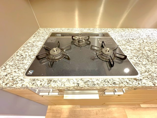 駅徒歩３分の駅近☆７階につき眺望良好☆リビング床暖房付２ＬＤＫ☆クラッシィハウス御池柳馬場のキッチン|３口ガラストップコンロ